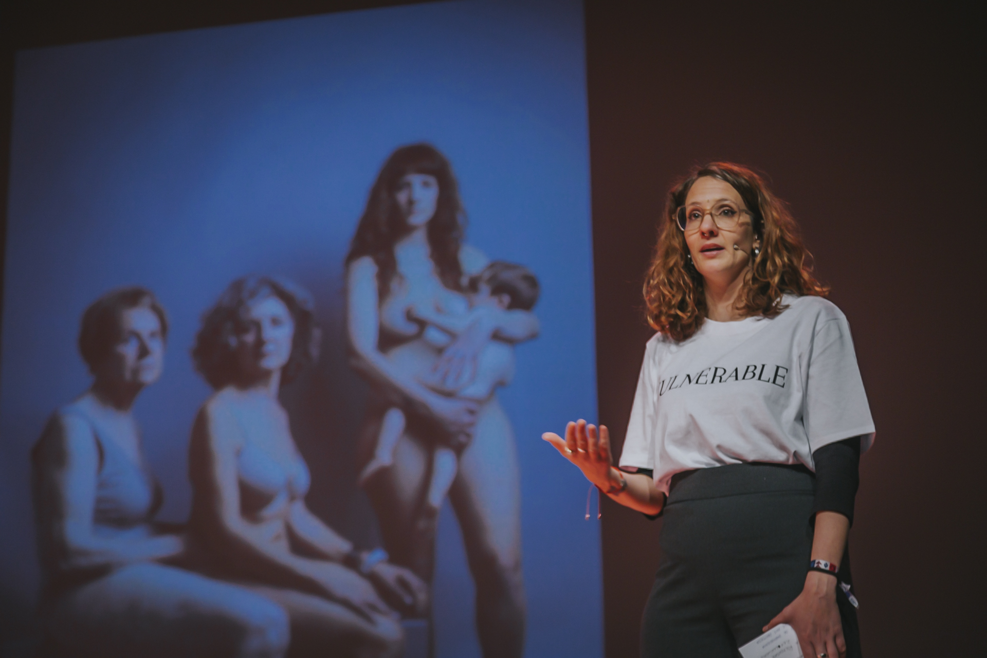 Silvia Marte impartiendo una charla sobre el proyecto Vulnerables